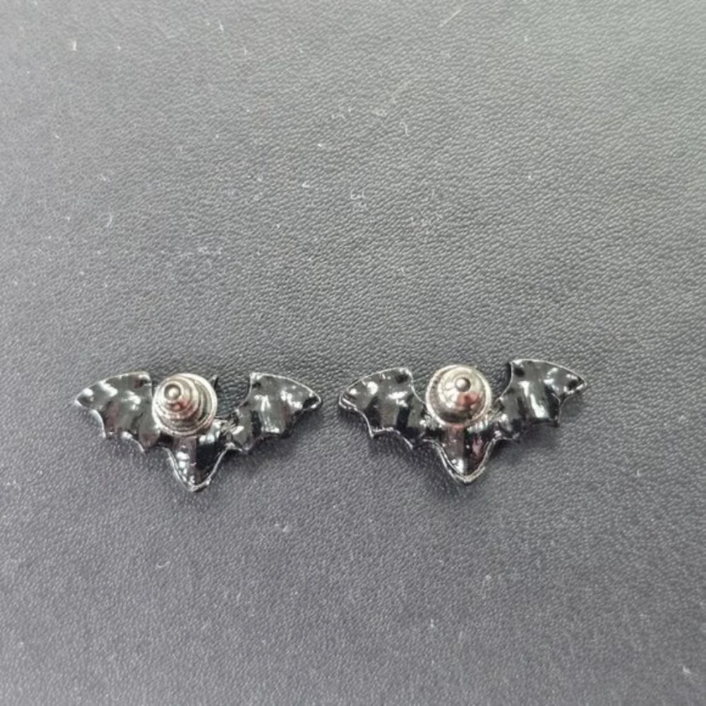 🎃 Vintage-style Black Bat Stud Earrings‎ (NWOT)